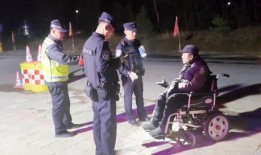 云南爆料坐轮椅老人视频,网友热议社会关爱缺失